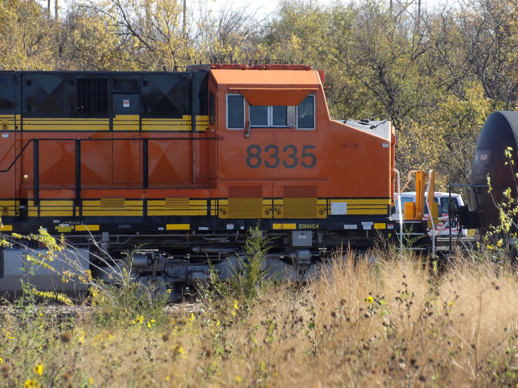 BNSF ES44C4 8335